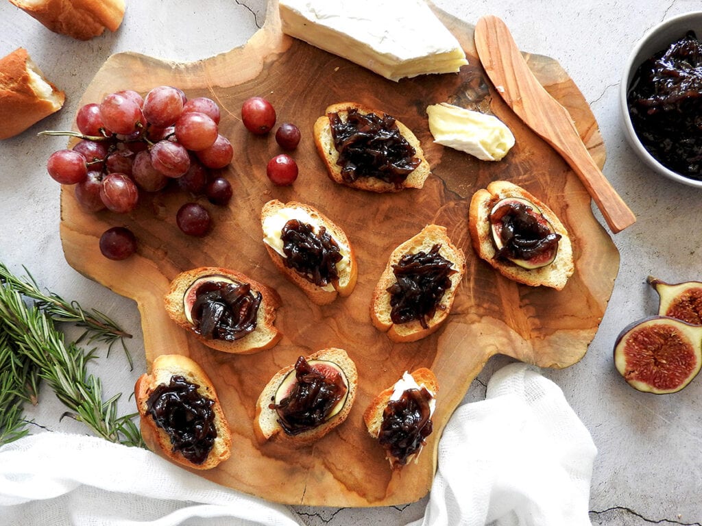 Red onion chutney on bread on a wooden boar